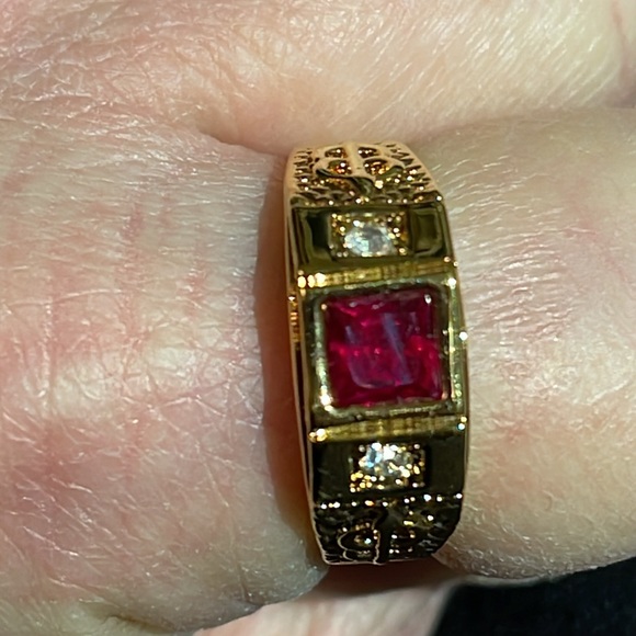 Vintage Avon 2002 men’s ruby and diamond in gold finish size size 9 - Picture 2 of 12
